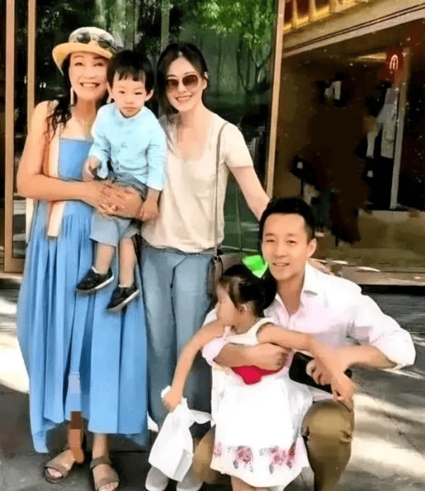 大S儿子陪伴妈妈平安到家！汪希箖乖巧懂事，上车时衣服颜色抢镜