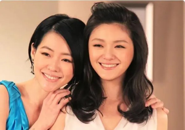 大小S还有一个亲姐姐？三姐妹童年照曝光，网友：好像三胞胎！