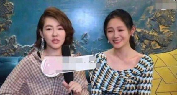 大S出席活动状态很好，穿U领裙有骨感美，扎高马尾不像两娃妈