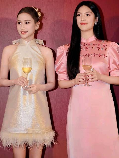 何超莲王诗龄风格迥异，16岁王诗龄社交成熟