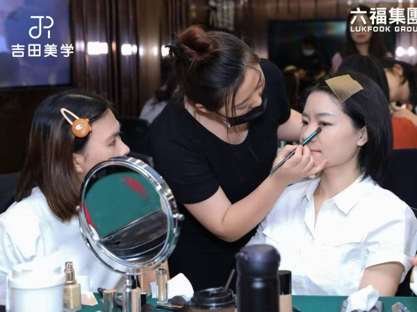 高性价比与靠谱并存，甄选化妆培训学校的秘诀