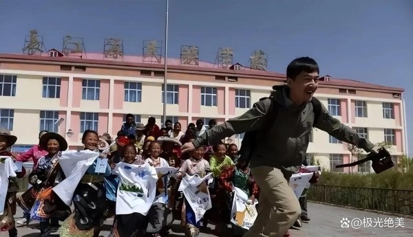 胡歌心底永远的痛，一场车祸换来生死别离，三十所学校全用她名字做牌面