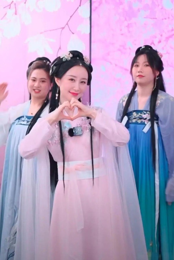 明星跨界直播：舒畅的崛起与成功之道