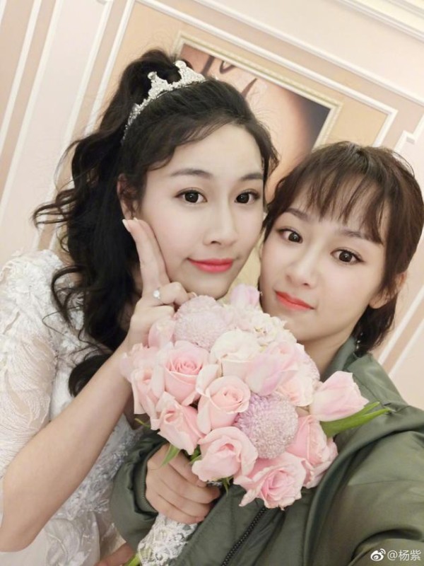 杨紫参加闺蜜婚礼收捧花