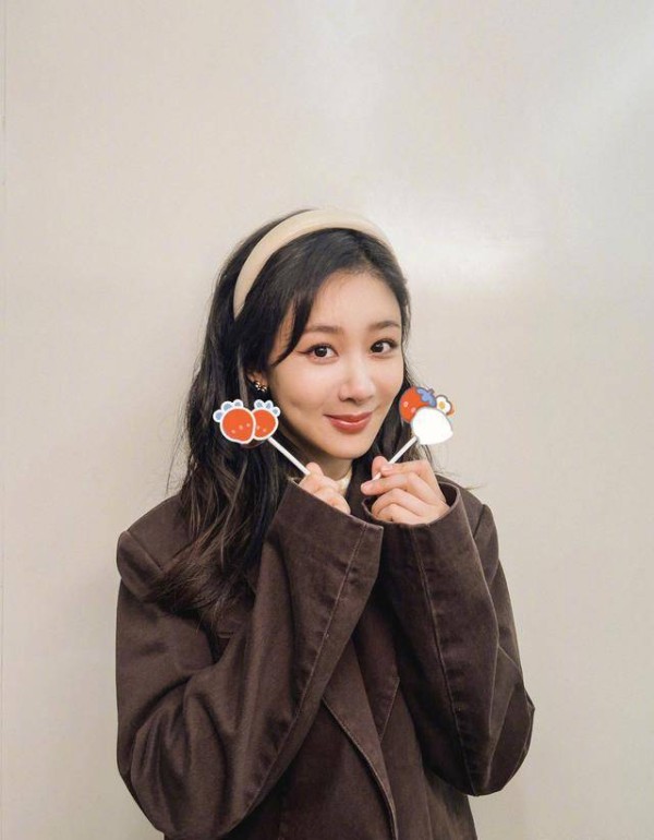 11月6日，杨紫过生日上热搜，众人送上祝福，一个小时点赞量破60万