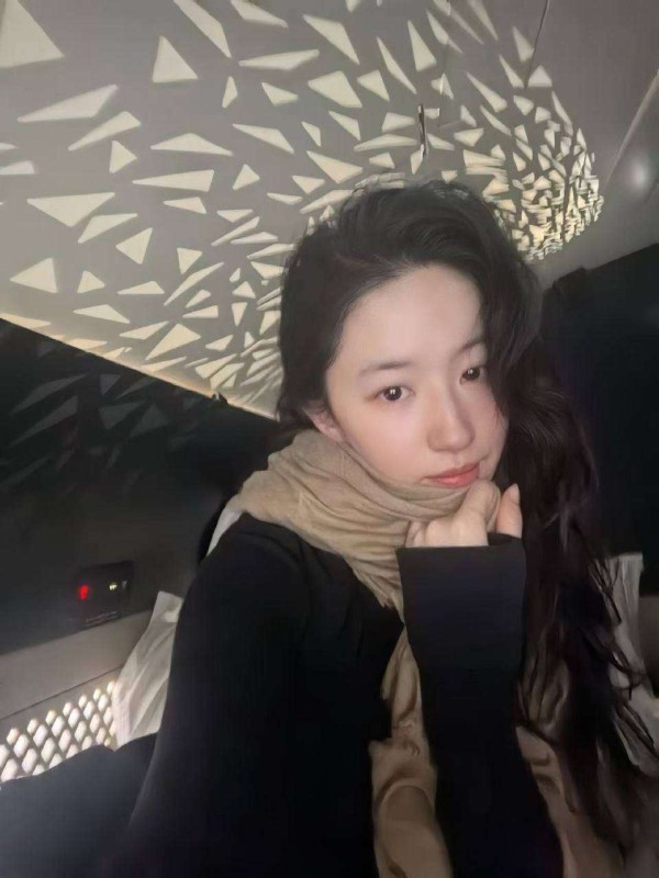 刘亦菲P图过度？手指变形被群嘲，本尊回应：接受不完美的自己