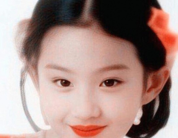 刘亦菲活动后耐心为粉丝签名，却被喊错名字叫倩倩，她默默走过去微笑回应，粉丝却欢呼不断表现太真实