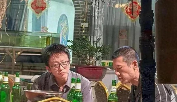 46岁邓超和朋友聚餐，状态松弛，这才是中年男星最真实的模样