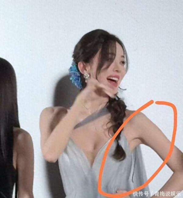 娜扎剧宣跳舞肩带断裂，开叉领口差点走光，惊慌后坚持跳完舞