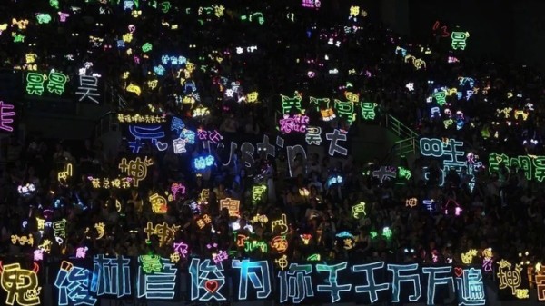 “送礼”这种事，送到明星手上就变味了