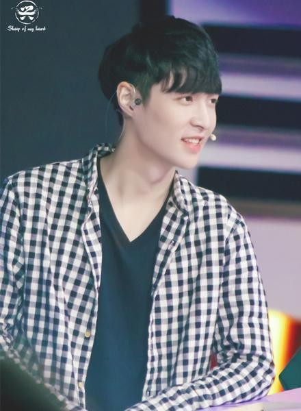 明星送粉丝礼物：王嘉尔送秋裤，赵丽颖送车，但还是最服易烊千玺