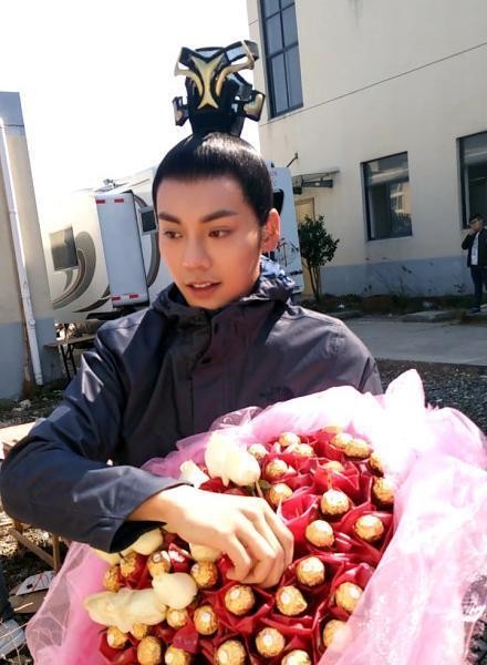 明星送粉丝礼物：王嘉尔送秋裤，赵丽颖送车，但还是最服易烊千玺