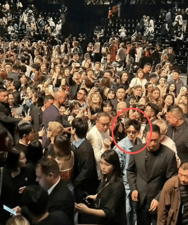 满是心酸！过气男顶流陪老板去酒局，倒酒、递纸巾、赔笑，像商品