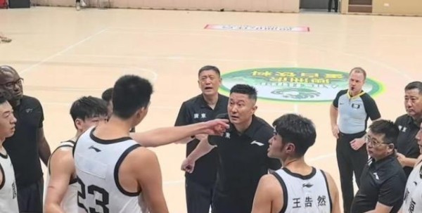 篮球转会热潮来袭，明星纷纷变动引发关注，未来充满悬念