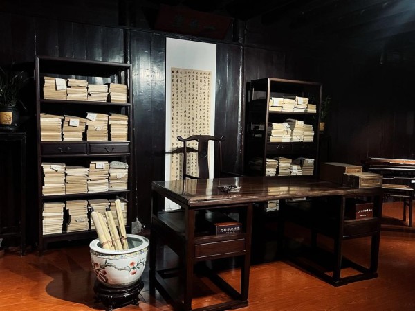 从纸书编辑到娱乐圈新星：命运转折与情感交织的故事