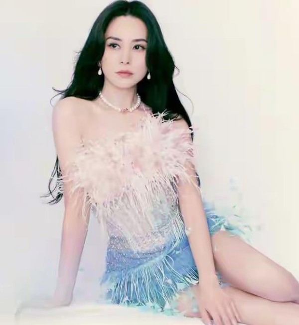 绝色争霸战！2025年11月12日十大女星美图排行榜，谁靠脸杀疯了？