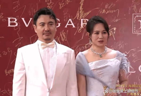 这天，邓超站在中心C位，章子怡靠边，让大家见识到了超哥的地位