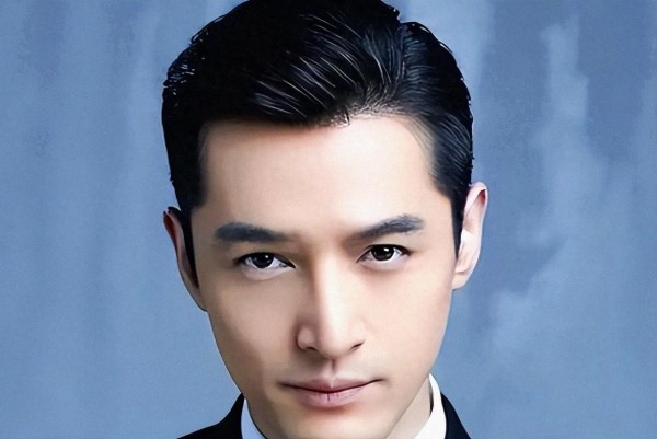 婚变传闻刚平，胡歌不发声直接上剧本，《张居正》官宣冲热搜，古装王者回归靠作品止谣