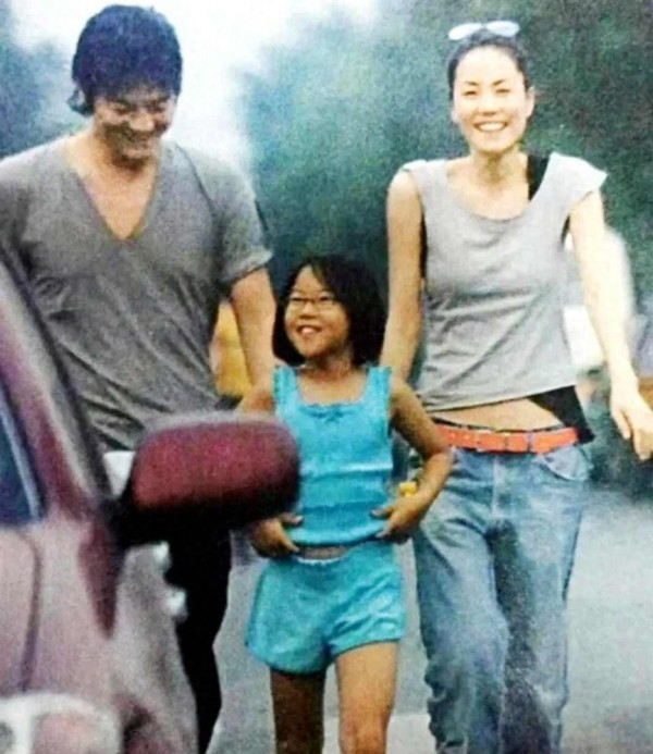 李亚鹏欠债被骂，窦靖童喝茶没说话，结果全网替他翻盘