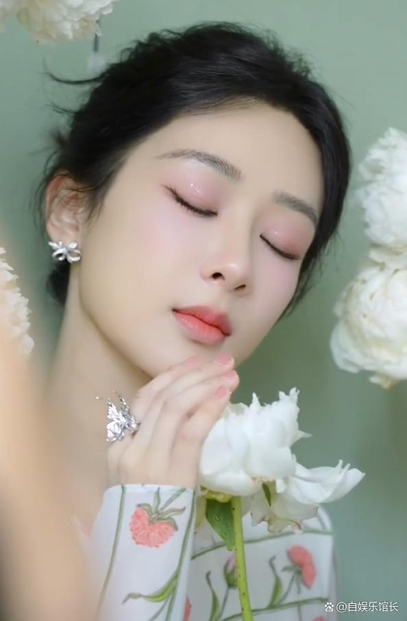 杨紫晒照被嘲不P镜子，工作室晒拍摄视频，挽回身材“体面”