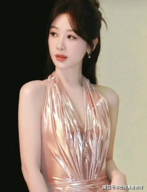 杨紫咋瘦成这样了？穿挂脖裙胳膊上都没有拜拜肉，背只有薄薄一片