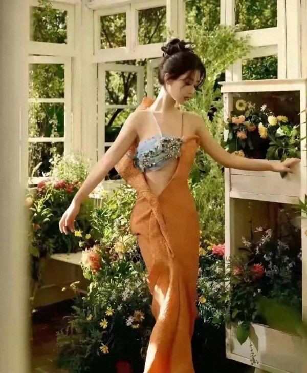 杨紫身材杀疯了！直角肩蜜腿腰惊呆网友：童星滤镜碎一地