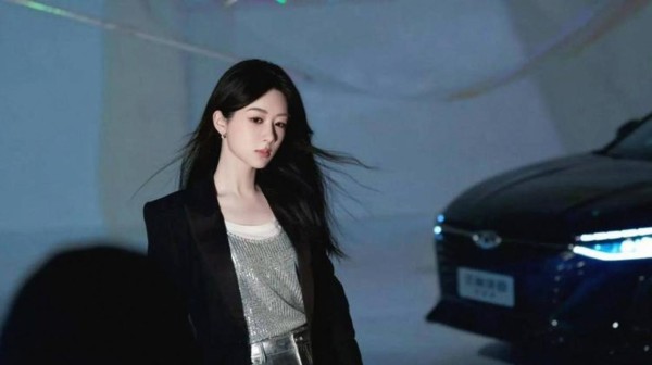 一条杨紫好瘦冲上热搜，杨紫终于达到了大众对于女演员身材自我管理的要求，但我只想说她维持现状就好了不要再瘦了看的人直心疼