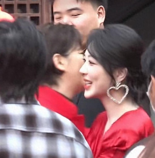 徐帆杨紫出席上海华伦天奴活动，二人同穿红装见面相拥似母女