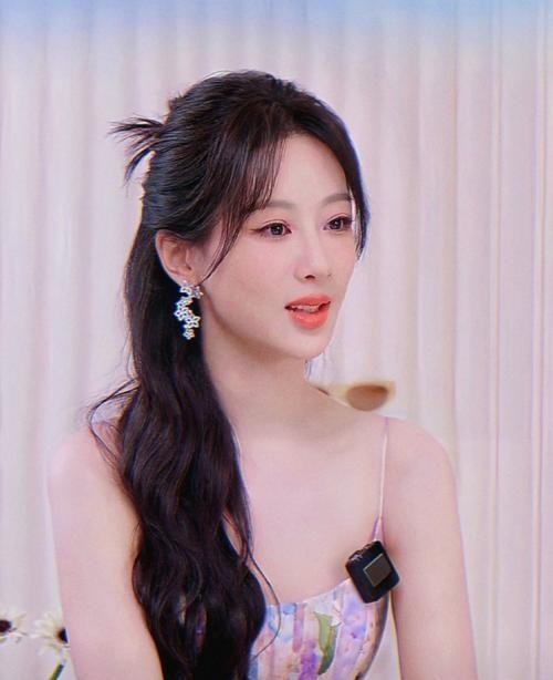 杨紫11月5日Prada美妆直播高原归来依旧惊艳