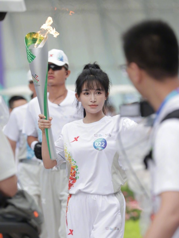 世运火炬传递上，被外国人热议的李子柒