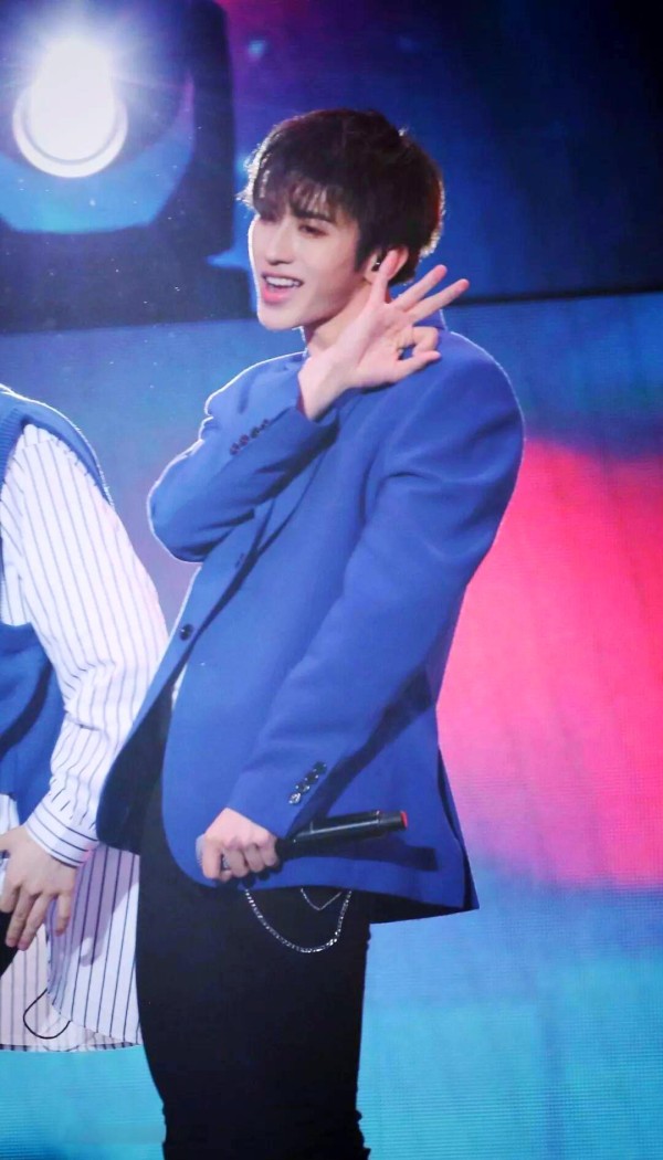 蔡徐坤：实力偶像的崛起与魅力展示