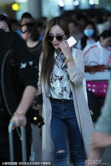 李小璐衬衫配牛仔亮相机场