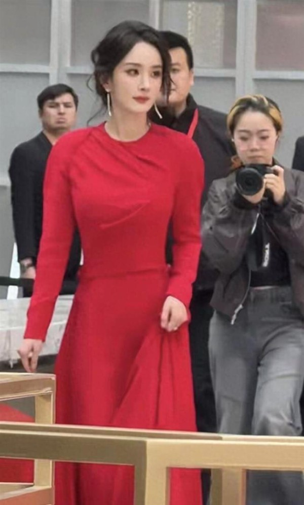 杨幂在深圳万象天地被偶遇 一身红裙简直苗条到极点美得超出想象