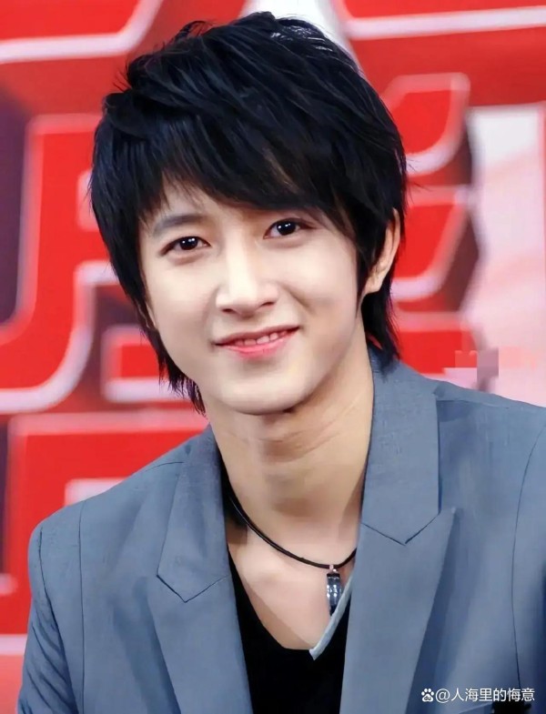 韩庚博物馆偶遇，褪去偶像光环，真实老去引网友感慨难接受从舞台王者到街头大叔，韩庚的变化揭示明星生活的不易和无奈