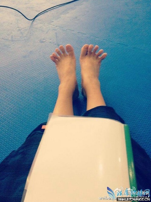 网曝杨紫qq号码是真的吗？杨紫微博自曝美脚图片