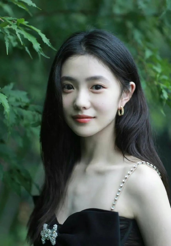 2025年最红十大明星预测:顶流洗牌 黑马逆袭,你的本命上榜了吗?