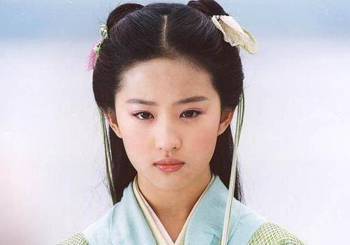 刘亦菲16岁照片曝光，无滤镜下惊艳无比，出道就开始了巅峰