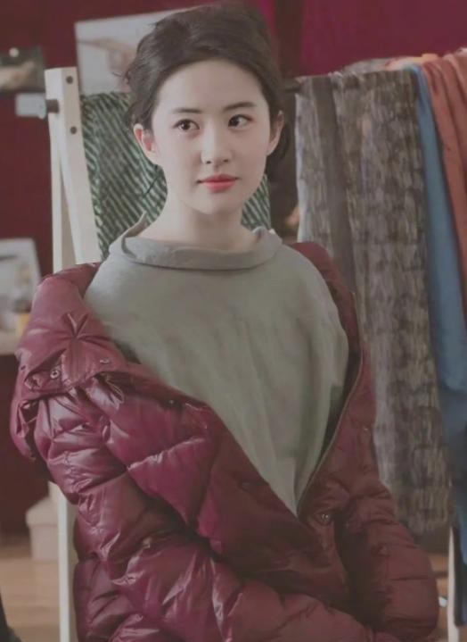 刘亦菲早期作品揭秘：15岁时的惊艳杂志拍摄