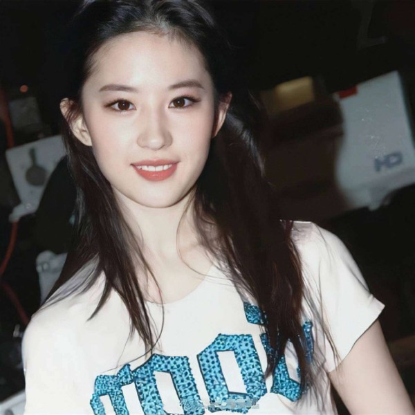 刘亦菲早期照片被扒，无滤镜下颜值依旧抗打，网友：神仙姐姐