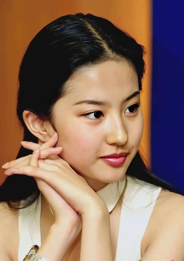 刘亦菲早期照片被扒，无滤镜颜值依旧，网友：神仙姐姐从未变过