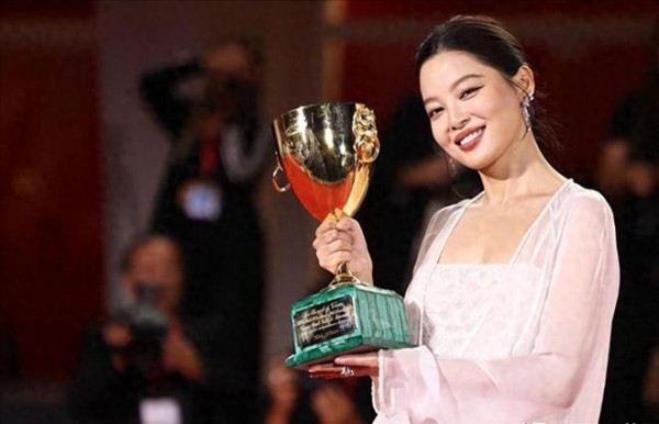 辛芷蕾获影后仅2天，评论区乱作一团，德不配位、情商低引发争议