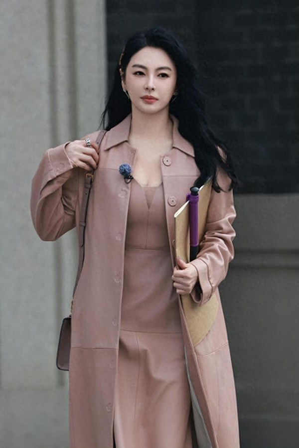 张雨绮身材丰腴惹眼，大衣配裙都藏不住好身段，果然资本选人眼光够毒