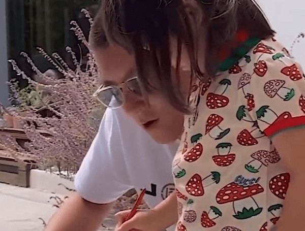 陈冠希始终对女儿呵护有加。