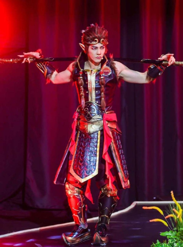 汪东城COS孙悟空，头戴紧箍咒，手拿金箍棒，造型完美还原，超帅