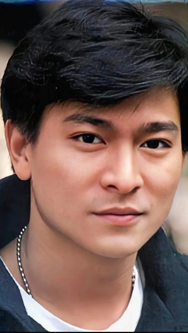 红姐：娱乐圈捐款最多的十位明星！第一位你绝对想不到！
第十位：黄晓明积极做慈善，先后捐款4500万元，为各大公益捐款捐物超过亿元，他还为贫困地区建立了30多所博爱小学。
第九位：郭晶晶这位曾经的跳水皇后，嫁入豪门积极的投身慈善事业，累计捐款超过亿元。
第八位：刘德华多年来热衷于慈善事业，每年捐款超过千万，累计捐款超过亿元。
第七位：成龙2008年成立慈善基金会，汶川地震捐款1000万，累计捐款超过...