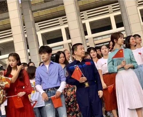 明星同框引发热议：杨紫、关晓彤与易烊千玺的焦点时刻