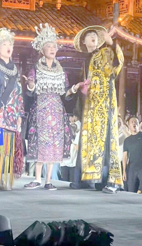 明星同框：年龄差距与生活态度的启示