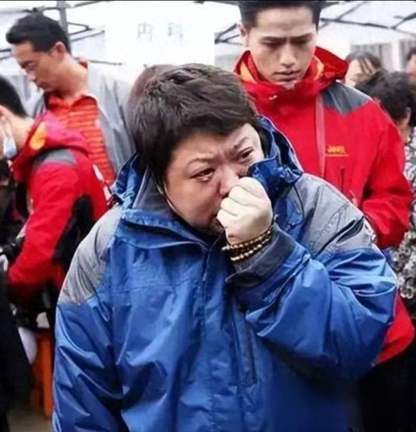 明星捐款日本地震引爆争议!韩红当场炮轰:先建设好自己的祖国