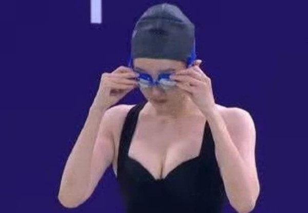 因身材性感退出体育圈，进军演艺圈如鱼得水，网友直呼：太惊艳！