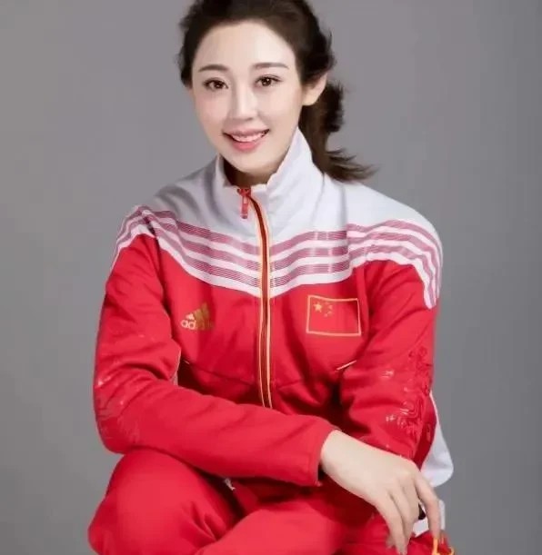 奋发柑桔G0：奥运冠军纷纷转战直播带货，是迫于生计的无奈，还是另辟蹊径的明智选择？这背后折射出的，是体育明星转型之路的艰难抉择。
1、秦雪的“养女”论直戳人心，道出体育明星退役后的生存压力；
2、吴柳芳的“改命”诉求，暴露出传统竞技体育人才转型之路的荆棘；
3、“擦边”营销似乎成了流量密码，却也是无奈之举的变相诠释；
4、从赛场冠军到带货主播，身份转变背后是尊严与现实的拉扯；
5、体育明星缺乏商业...